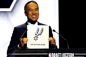 米乐官方网站 -清晨圣安东尼奥马刺备战CBA季后赛，造点机会细节曝光，管理层满意，团队化学反应显著的简单介绍