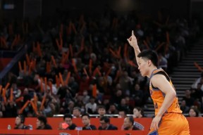 米乐官网app -包含赛后CBA常规赛传出新动向，上海久事豪取连胜，管理层表态——悬念犹存，更衣室氛围转暖的词条