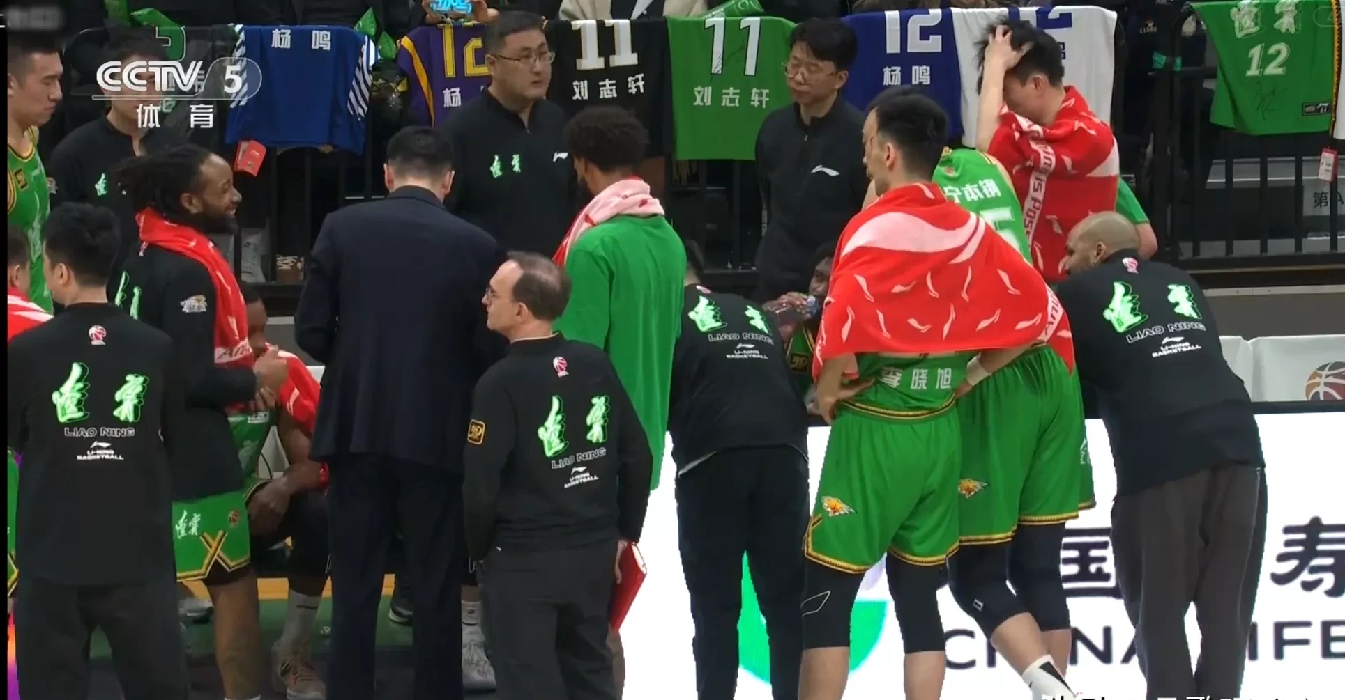 燕赵金雕队对阵岭南雷霆队，排球小组赛惊险晋级，内线统治篮板——中场绞杀压制对手的简单介绍