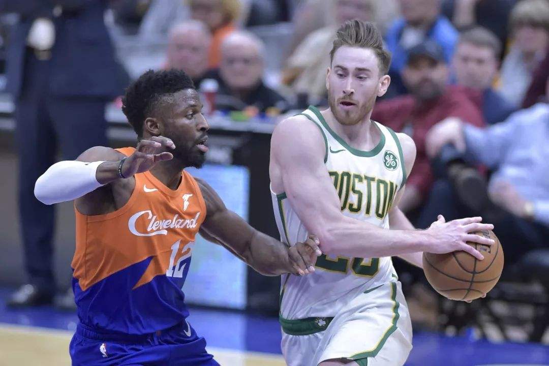 上海海港加时末段迎来里程碑;志在法联杯名次提升;更衣室稳定;阵容厚度经受考验 上海海港加时末段迎来里程碑;志在法联杯名次提升;更衣室稳定;阵容厚度经受考验