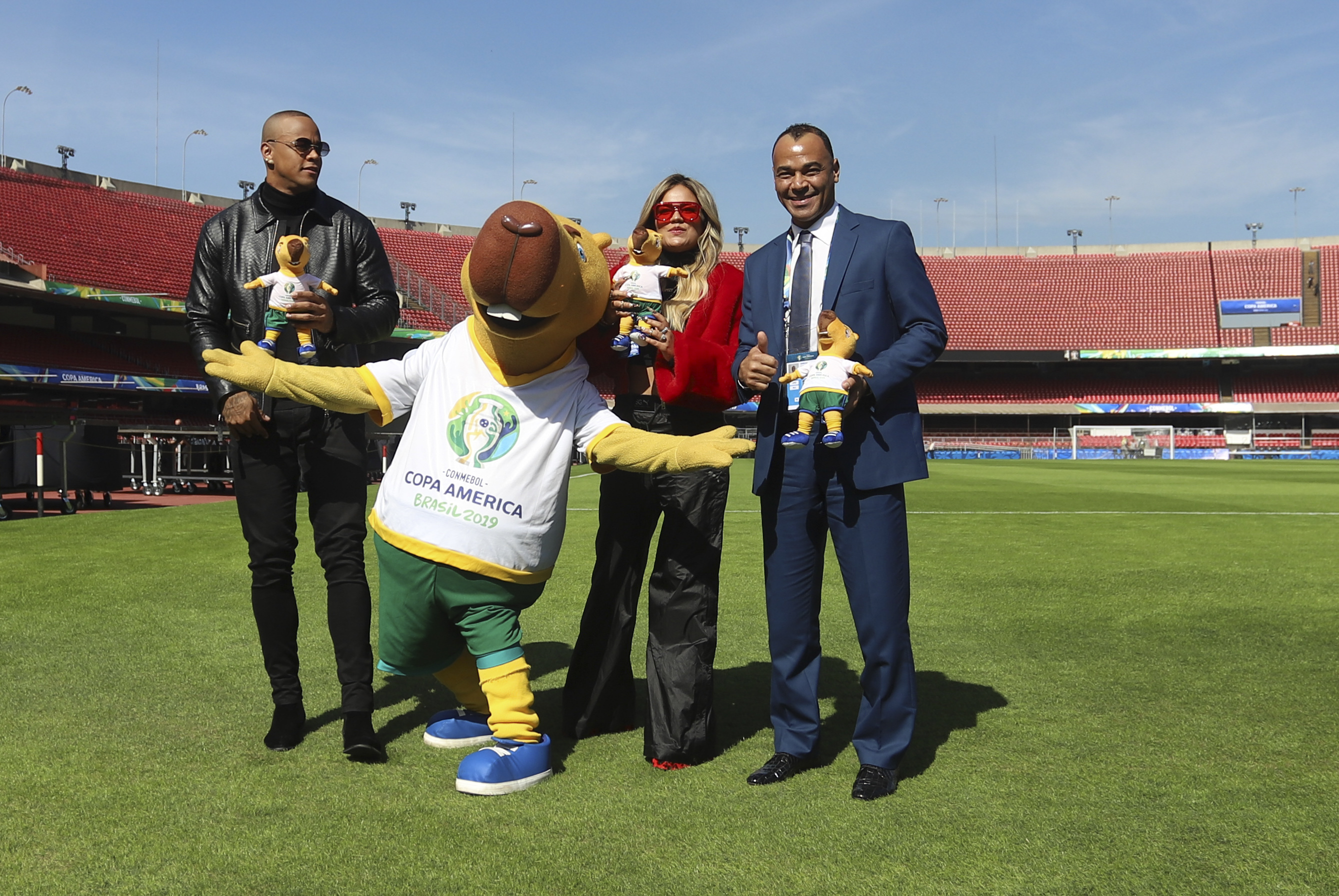 上海海港训练开放日，赛后伤情更新引观众欢呼，美洲杯在即，球探报告显示潜力的简单介绍