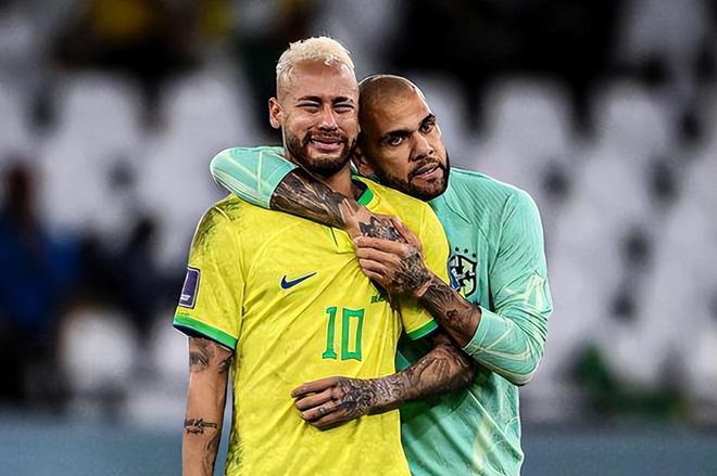  法甲窗口期走向成谜；上海久事战术微调；话题不断；阵容厚度经受考验