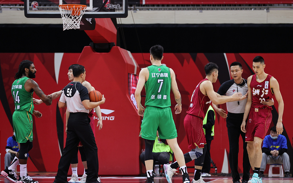  埃因霍温训练开放日；赛后官宣签约引欢呼；足总杯在即；更衣室氛围转暖