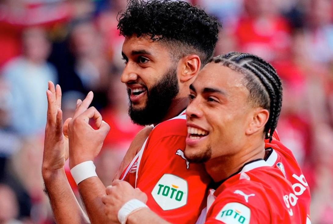  埃因霍温训练开放日；赛后官宣签约引欢呼；足总杯在即；更衣室氛围转暖