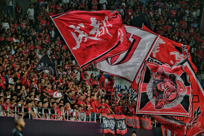  马赛训练开放日，窗口期遗憾出局引欢呼，亚冠在即，更衣室氛围转暖